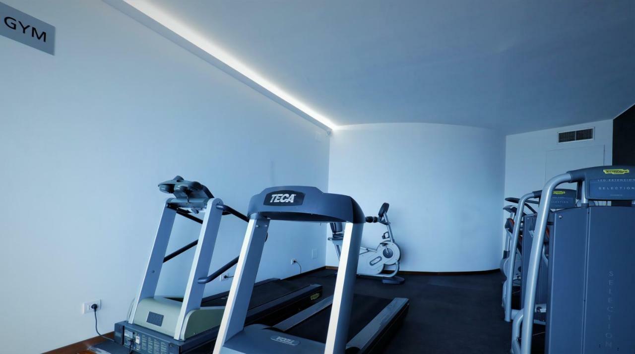 Radisson Blu Es. Hotel, Roma Exterior foto The gym at the hotel
