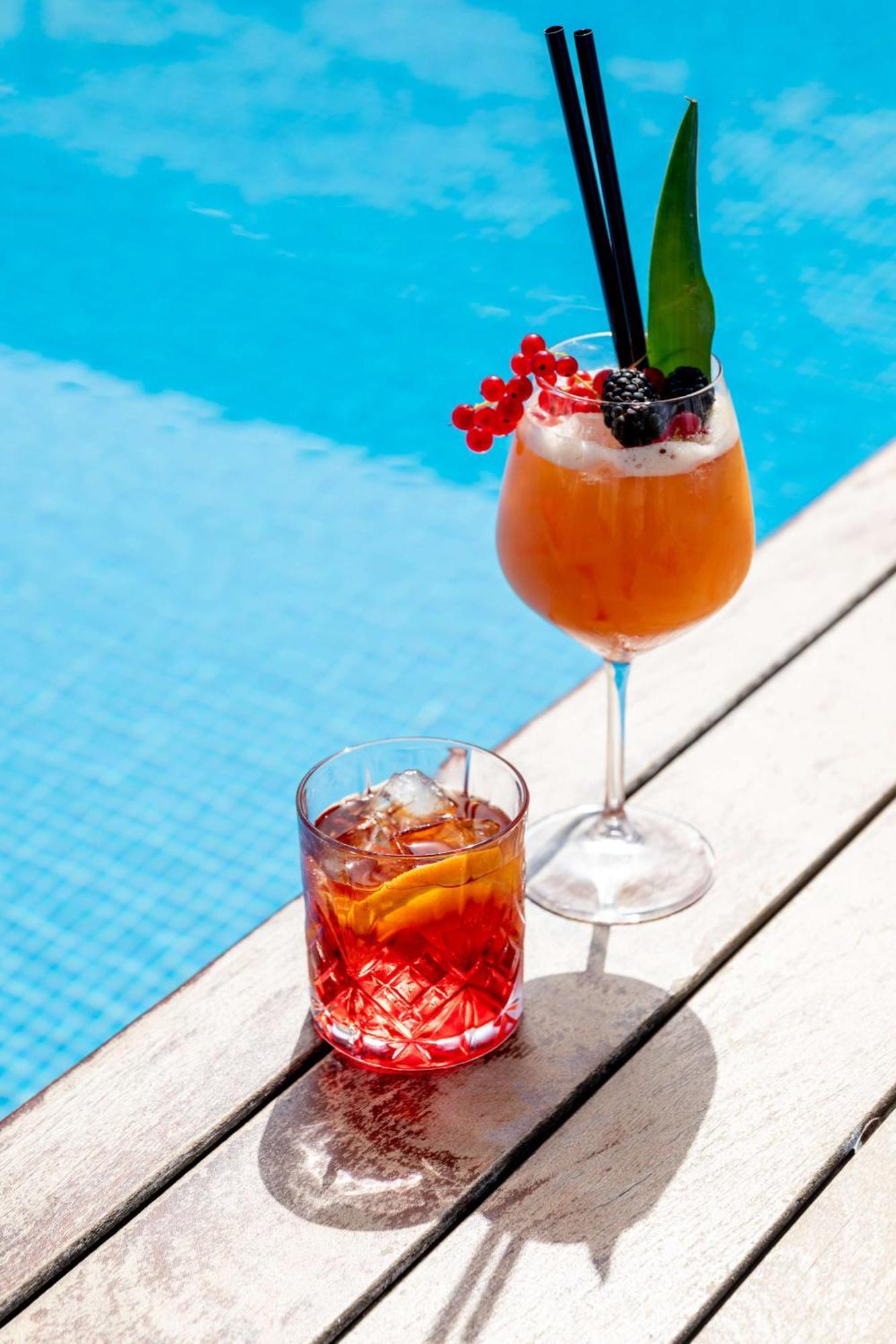 Radisson Blu Es. Hotel, Roma Exterior foto A Bellini (left) and a Negroni (right)