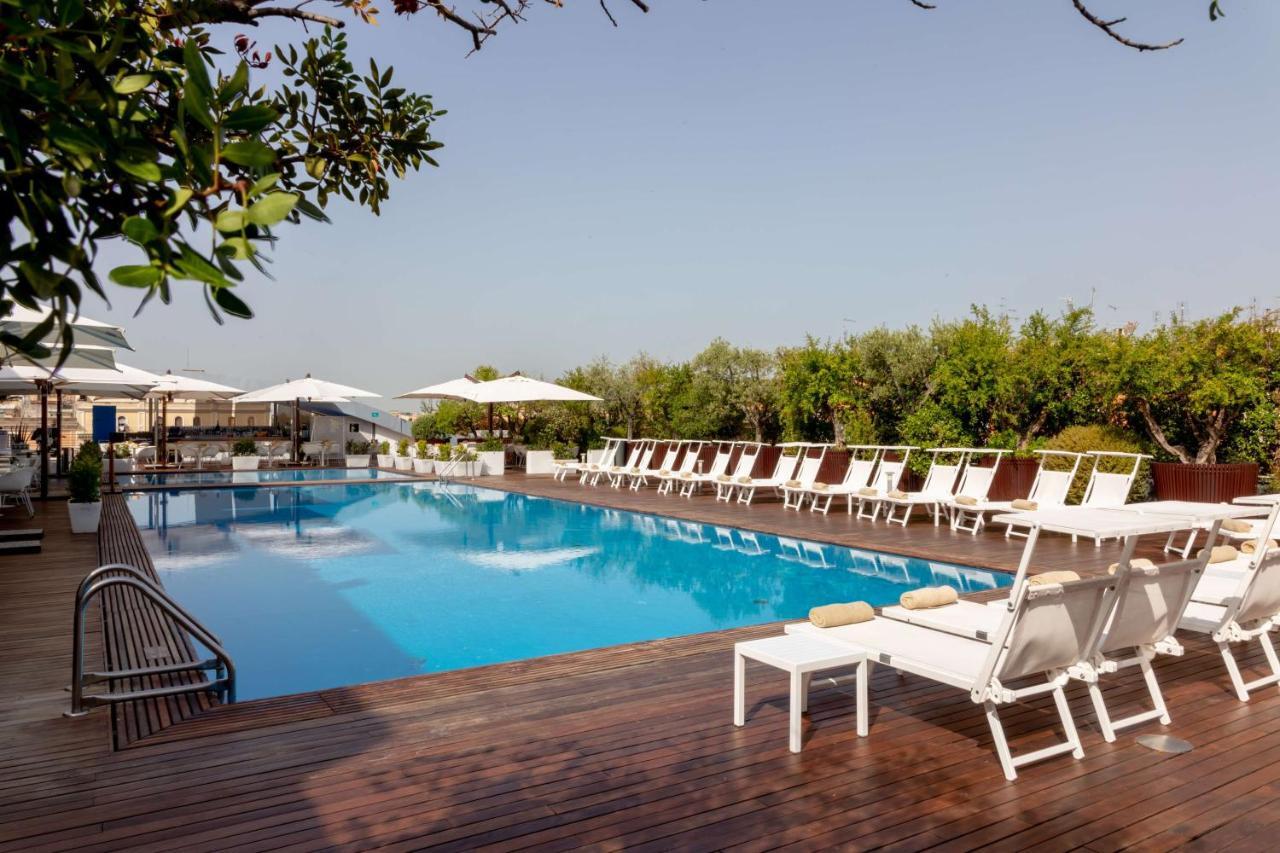 Radisson Blu Es. Hotel, Roma Exterior foto The pool at the hotel